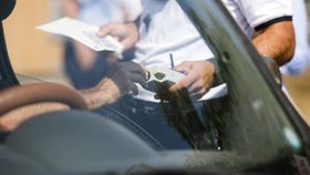 VIDEO Fiu de afacerist, prins beat la volan! Polițiștii au găsit asupra lui sume impresionante de bani